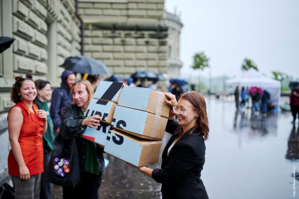 Remise de signatures pour 8 semaines de vacances / Photo : © Manu Friederich