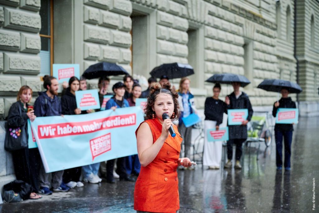 Remise de signatures pour 8 semaines de vacances / Photo : © Manu Friederich