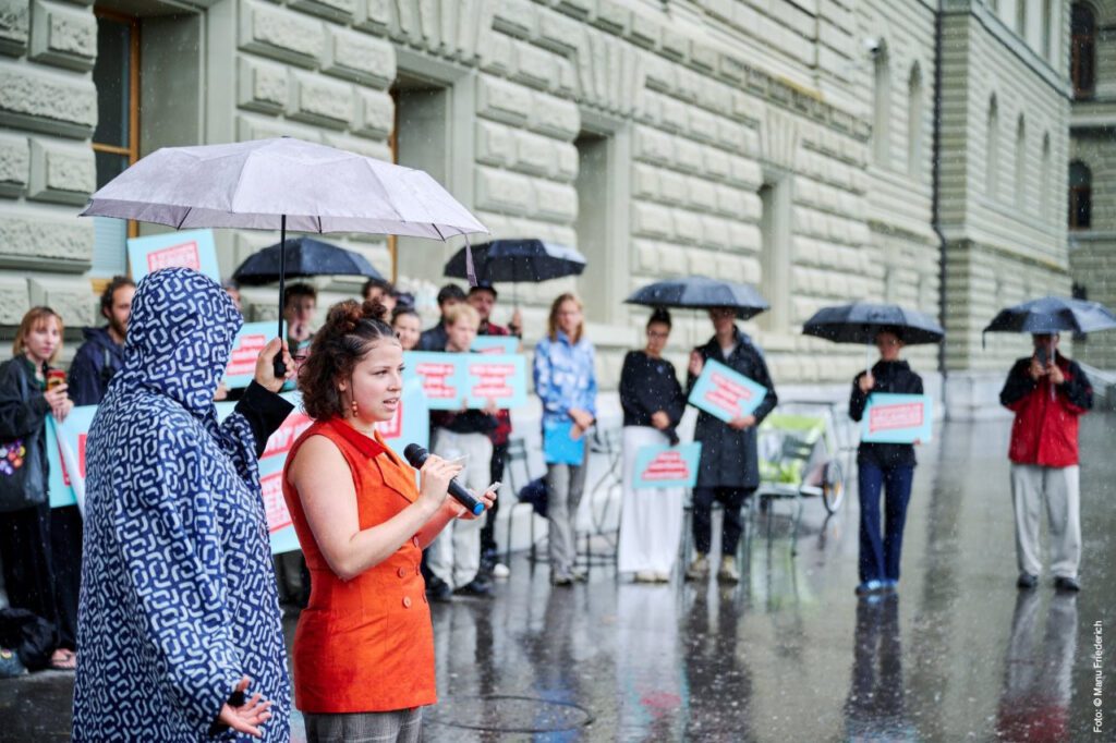 Remise de signatures pour 8 semaines de vacances / Photo : © Manu Friederich