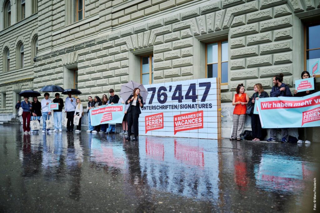 Remise de signatures pour 8 semaines de vacances / Photo : © Manu Friederich