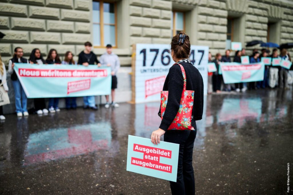 Remise de signatures pour 8 semaines de vacances / Photo : © Manu Friederich