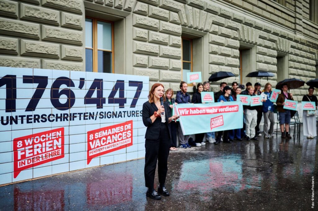 Remise de signatures pour 8 semaines de vacances / Photo : © Manu Friederich