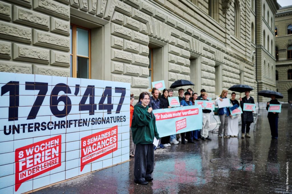 Remise de signatures pour 8 semaines de vacances / Photo : © Manu Friederich