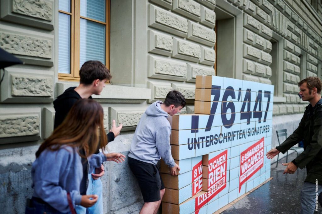 Remise de signatures pour 8 semaines de vacances / Photo : © Manu Friederich