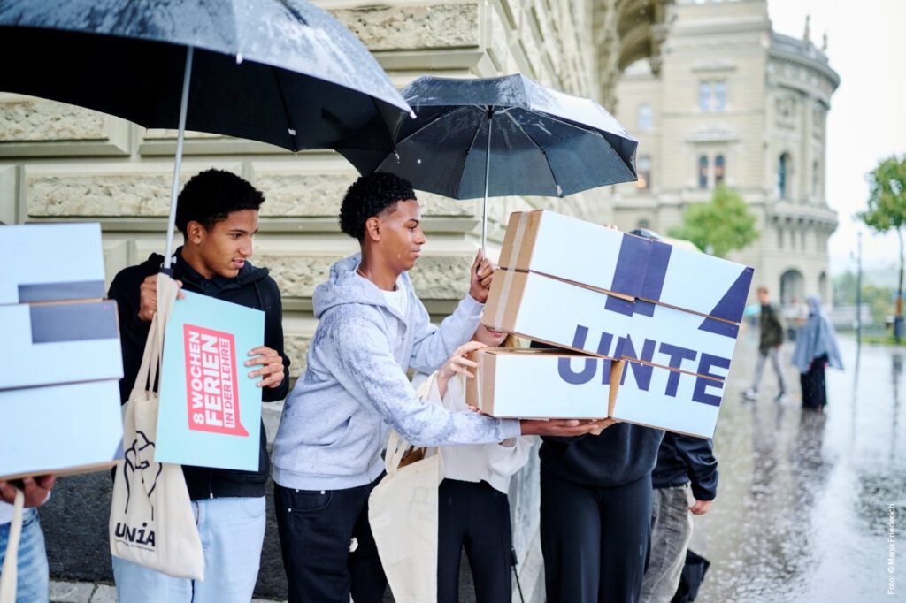 Remise de signatures pour 8 semaines de vacances / Photo : © Manu Friederich