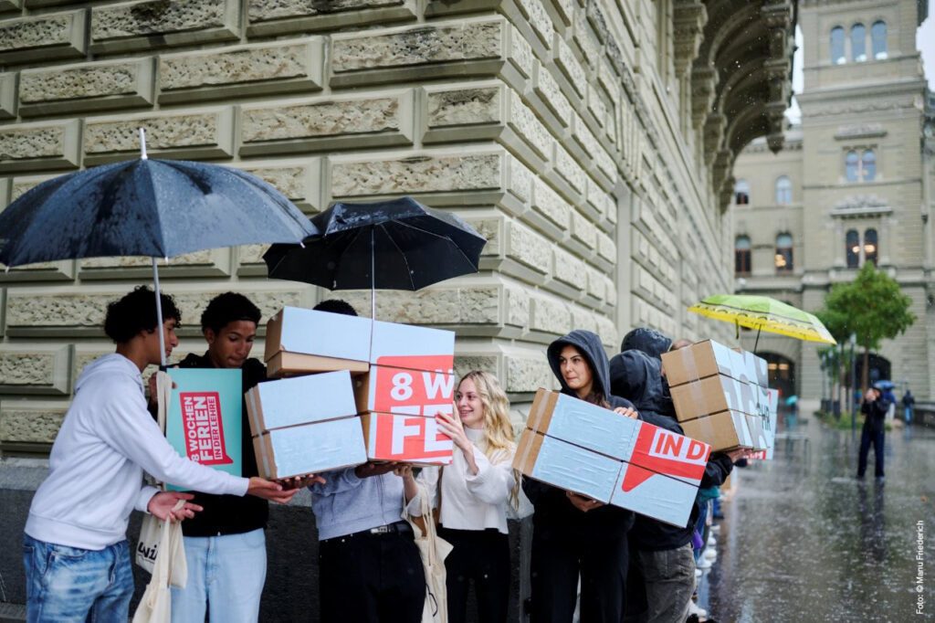 Remise de signatures pour 8 semaines de vacances / Photo : © Manu Friederich