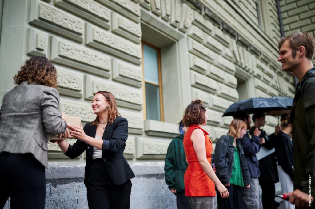 Remise de signatures pour 8 semaines de vacances / Photo : © Manu Friederich