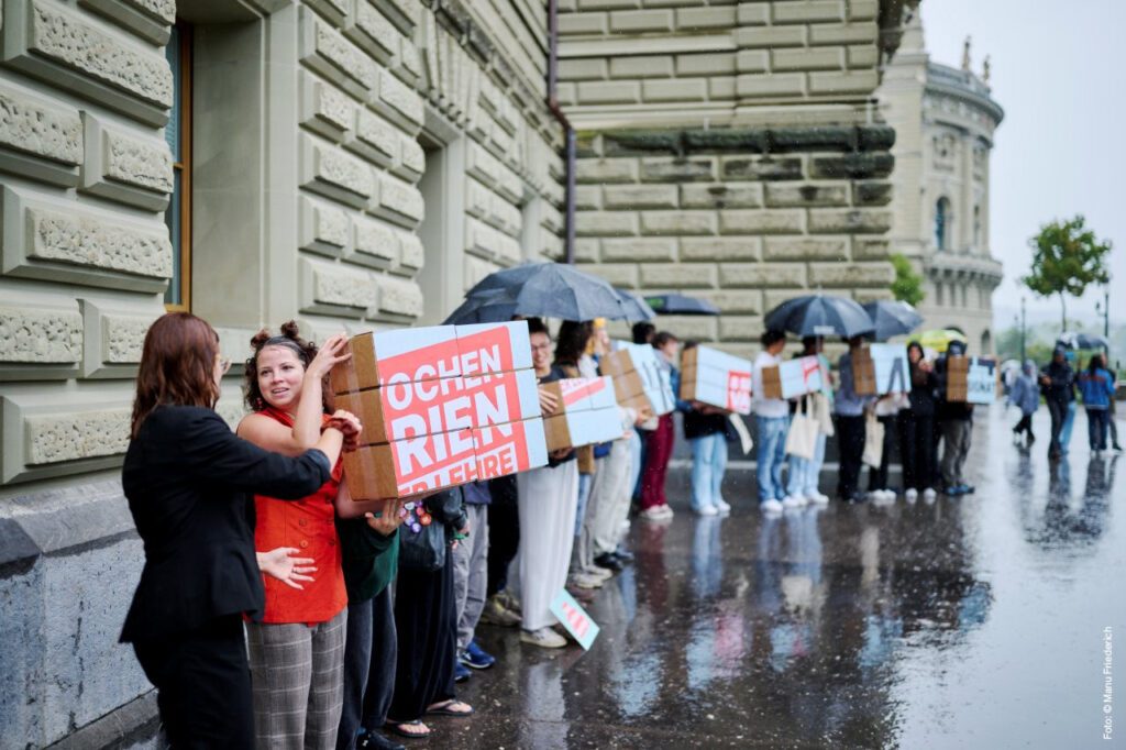 Remise de signatures pour 8 semaines de vacances / Photo : © Manu Friederich