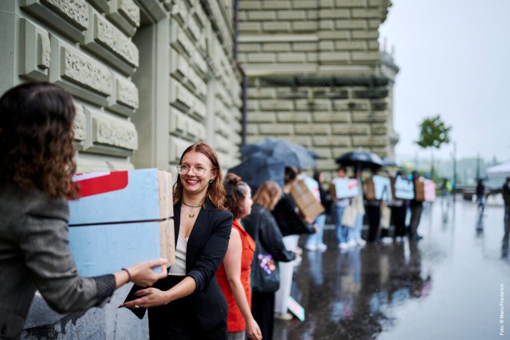 Remise de signatures pour 8 semaines de vacances / Photo : © Manu Friederich